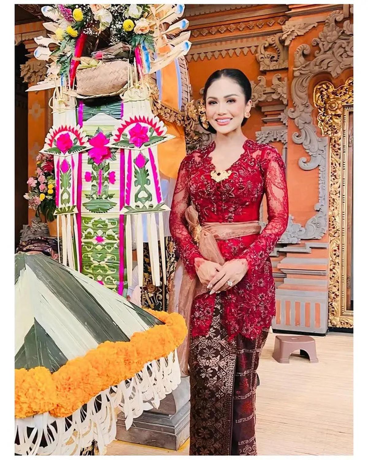7 Pesona Krisdayanti Kenakan Kebaya Bali Brokat Merah di Nikahan Kakak Sarah Menzel