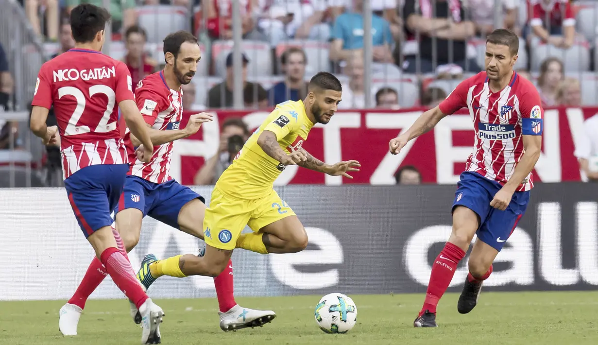 Striker Napoli, Lorenzo Insigne, dihadang para pemain Atletico Madrid pada laga turnamen pramusim Audi Cup 2017 di Stadion Allianz, Munchen, Selasa (1/8/2017). Atletico Madrid menang 2-1 atas Napoli. (AP/Sven Hoppe)