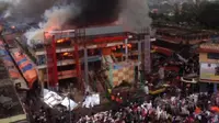Pusat Pertokoan Pasar Atas Kota Bukittinggi, Sumatera Barat, terbakar pada Senin (30/10/2017) pagi sekitar pukul 06.00 WIB. (Capture video: Istimewa/Media Sosial)