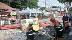 Pekerja menyelesaikan proyek trotoar Jalan Kramat Raya, Jakarta, Senin (16/9/2019). Para pedagang Nasi Kapau dan makanan ringan khas Sumatera Barat di kawasan Kramat Raya tetap bertahan untuk berjualan meski kios mereka tergusur akibat proyek pelebaran trotoar. (merdeka.com/Iqbal S. Nugroho)