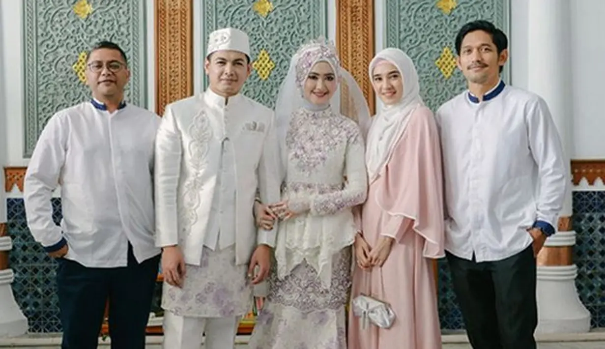 Tiga foto yang diunggah Tommy Kurniawan itu disukai oleh puluhan ribu warganet. Bahkan memuji potret keakraban bersama mantannya tersebut. (Instagram/tommykurniawann)