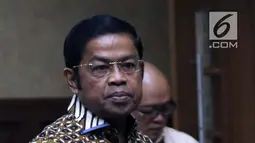 Terdakwa penerimaan suap terkait kerja sama pembangunan PLTU Riau-1, Idrus Marham usai menjalani sidang pembacaan tuntutan di Pengadilan Tipikor, Jakarta, Kamis (21/3). Idrus Marham dituntut hukuman 5 tahun penjara. (Liputan6com/Helmi Fithriansyah)