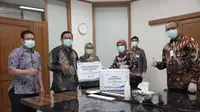 PT Surveyor Indonesia (Persero) memberikan bantuan berupa masker N-95 bagi tenaga medis di Rumah Sakit Cipto Mangunkusumo (RSCM). (dok: SI)