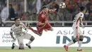 Striker Persija Jakarta, Marko Simic, terjatuh saat berebut bola dengan bek Bali United, Ahmad Agung, pada final Piala Presiden di SUGBK, Jakarta, Sabtu (17/2/2018). Persija menang 3-0 atas Bali United. (Bola.com/M Iqbal Ichsan)