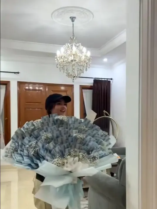 Mendengar teriakan bosnya yang terkesan marah menanyakan barangnya, Lucia Rahma tampak panik dan terburu-buru turun tangga. [Instagram/fujiasnaawi]