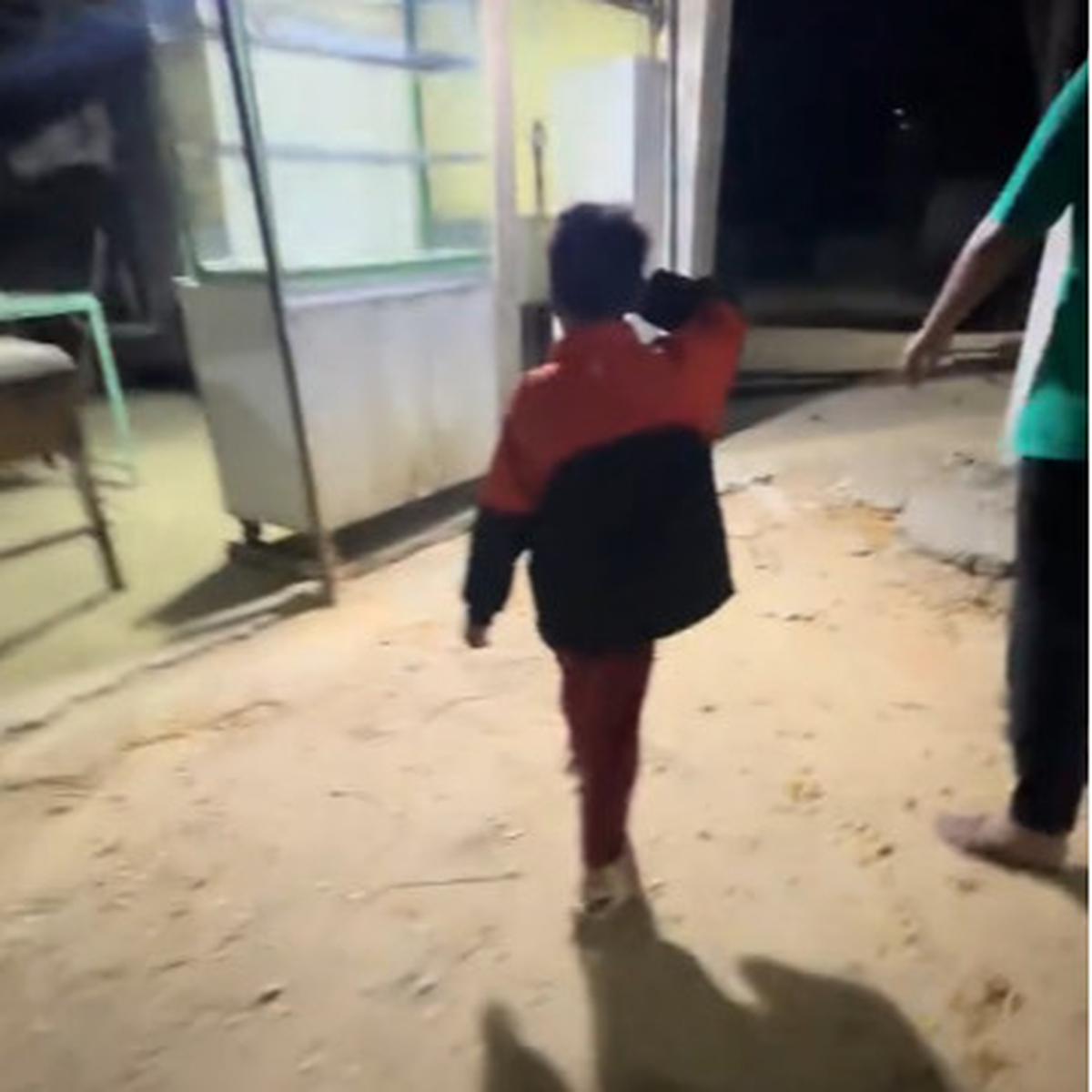 Tinggal Berdua di Rumah Sederhana, Bocah Laki-Laki Panik Nangis