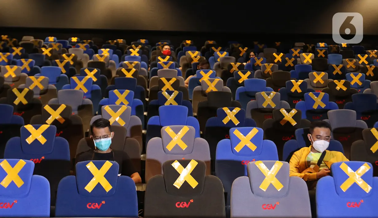 BIOSKOP DI JAKARTA KEMBALI DIBUKA: Penonton sedang menunggu tayangan film di dalam studio yang sudah dibuka, di CGV Grand Indonesia di Jakarta, Rabu (21/10/2020). Sejumlah bioskop di Ibu Kota kembali beroperasi hari ini setelah mendapatkan izin dari Pemprov DKI Jakarta. (Liputan.com/Herman Zakharia)
