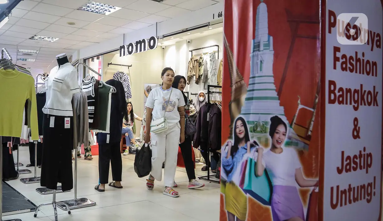 Pengunjung melihat-lihat varian busana yang ada di “Little Bangkok” Pusat Grosir Metro Tanah Abang, Jakarta, Selasa (23/1/2024). (Liputan6.com/Angga Yuniar)