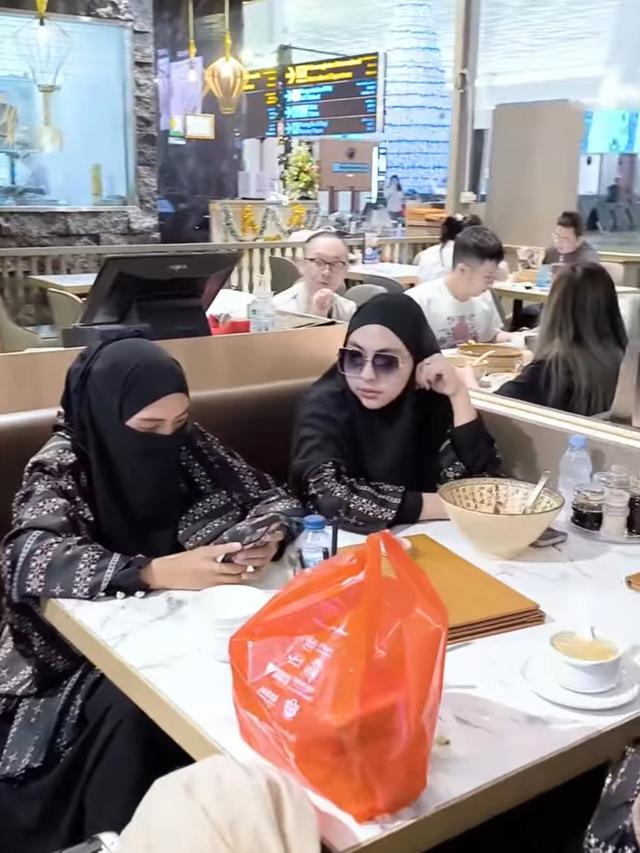 Ria Ricis dan Teuku Ryan Umroh