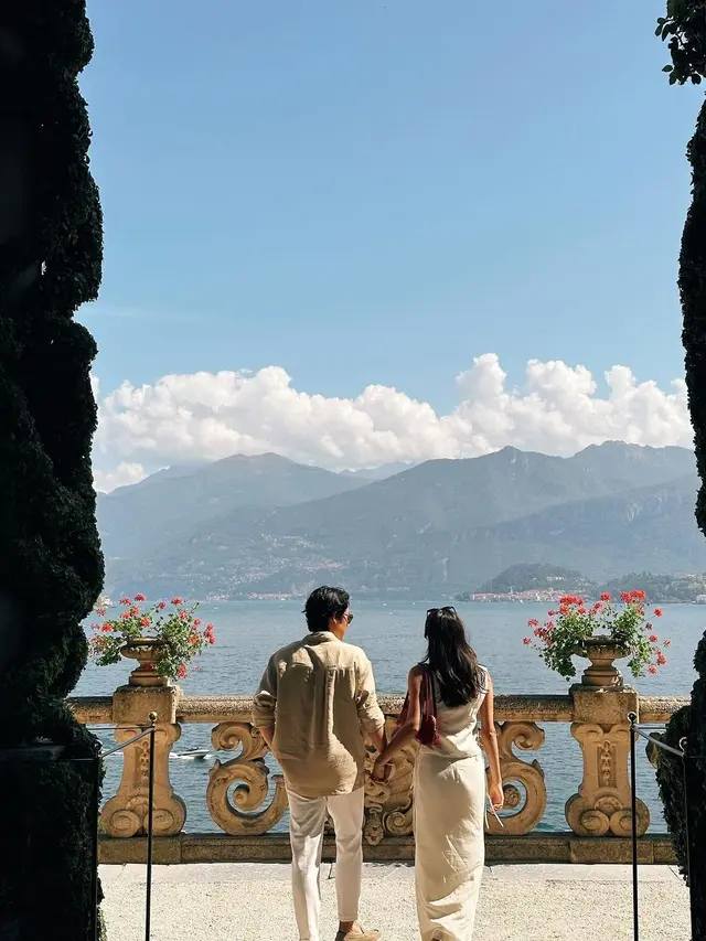 Potret Cantik Tapi Simple Amanda Rawless Dilamar di Pinggir Danau Como dengan Outfit Serba Putih