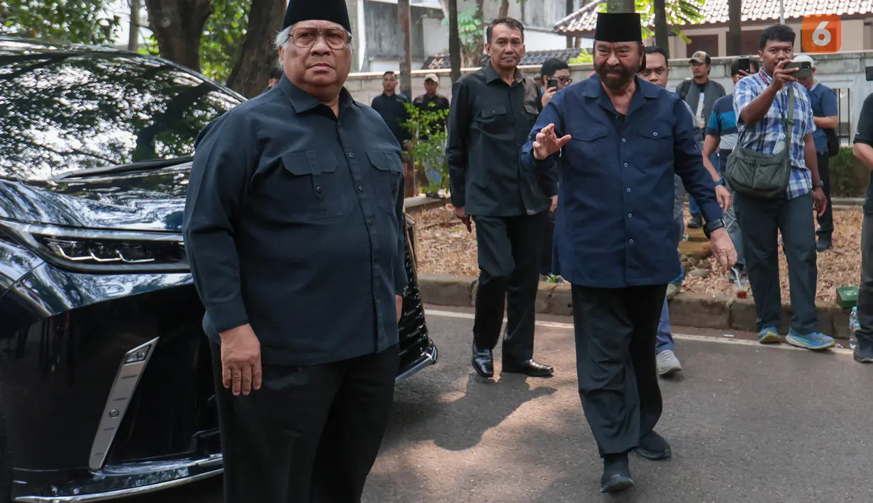 Ketua Umum Partai NasDem Surya Paloh hadir di rumah duka Guruh Soekarnoputra di Jalan Sriwijaya Raya, Kebayoran Baru, Jakarta Selatan, Sabtu (26/9/2026). Kedatangannya untuk menyampaikan belasungkawa kepada keluarga almarhum. (KLY/Budy Santoso)