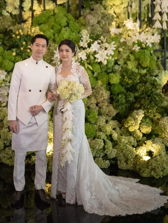 Valencia Tanoesoedibjo tampil bak ratu, sempurna dengan tatanan rambut, serta aksesori yang dibawanya. Foto: Instagram.