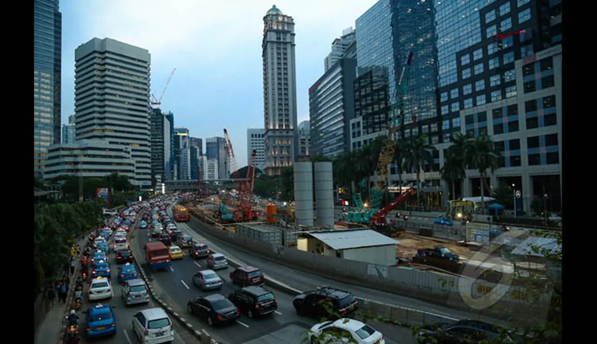 Pertumbuhan penduduk yang pesat, tidak diiringi dengan kesiapan infrastruktur membuat kemacetan menjadi masalah di Ibukota Jakarta, Senin (26/1/2015). (Liputan6.com/Faizal Fanani)