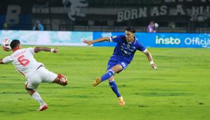 Igor Inocencio dan Federico Barba berduel dalam laga pekan ke-10 BRI Super League 2025/2026 di Gelora Bandung Lautan Api, Bandung, Jumat (6/2/2026). (Bola.com/Erwin Snaz)