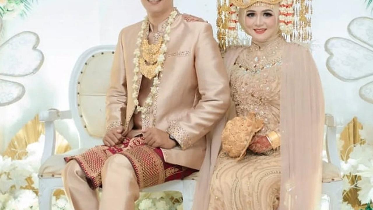 Keduanya Mengenakan Pakaian Berwarna Cream dan Emas