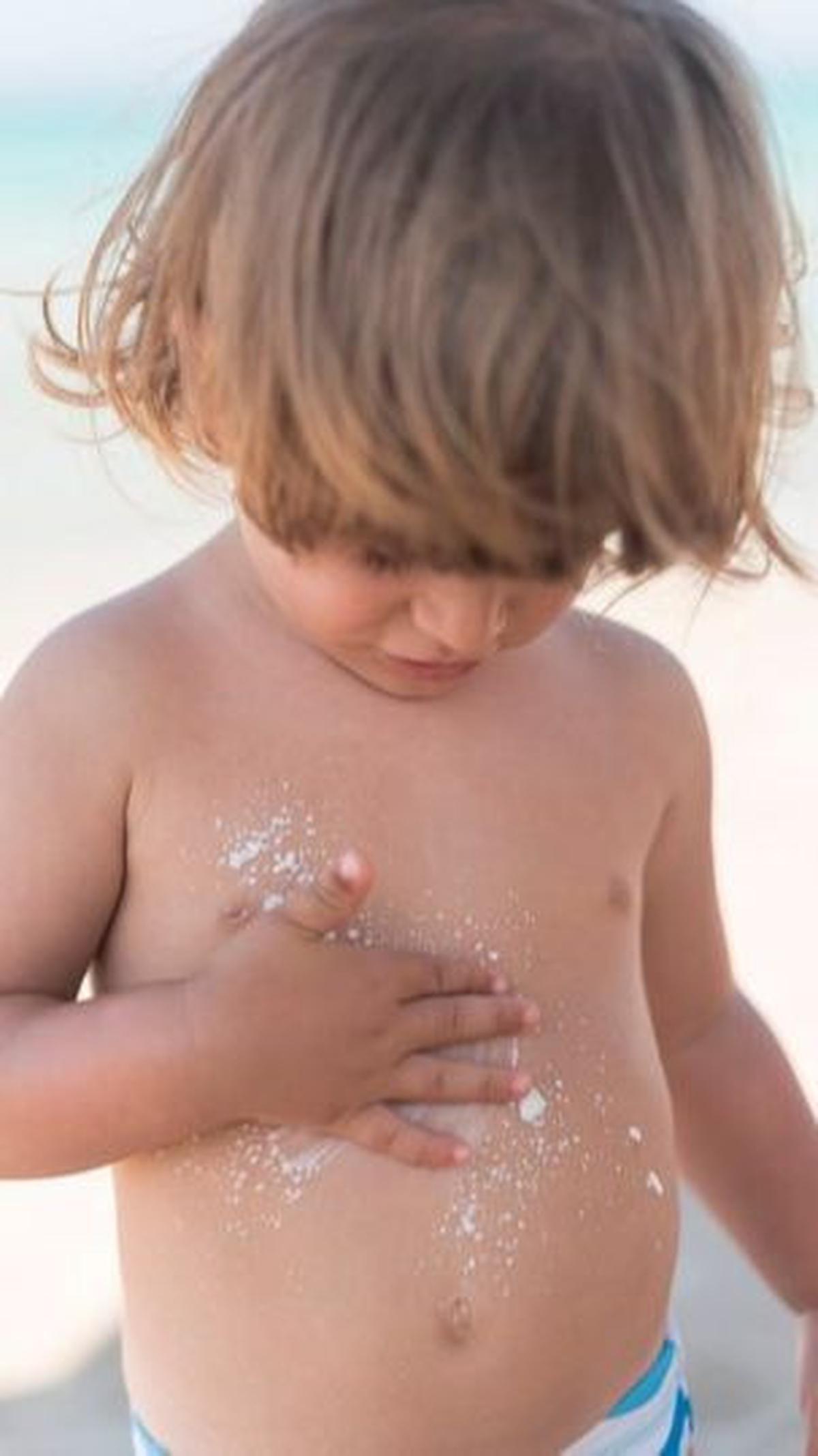 Salah satu cara yang efektif adalah dengan menggunakan sunscreen atau sunblock. Artikel ini akan memberikan 14 rekomendasi sunscreen untuk anak, mulai dari harga termurah. Sebelum kita masuk ke rekomendasi, mari kita bahas pentingnya penggunaan sunblock u