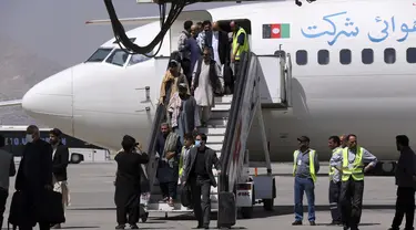 Penumpang turun ketika mereka tiba dari Kandahar, di Bandara Internasional Hamid Karzai di Kabul, Afghanistan, Minggu (5/9/2021). Bandara tersebut kembali dibuka untuk penerbangan domestik, setelah sempat tak beroperasi usai Amerika Serikat hengkang dari Afghanistan. (AP/Wali Sabawoon)