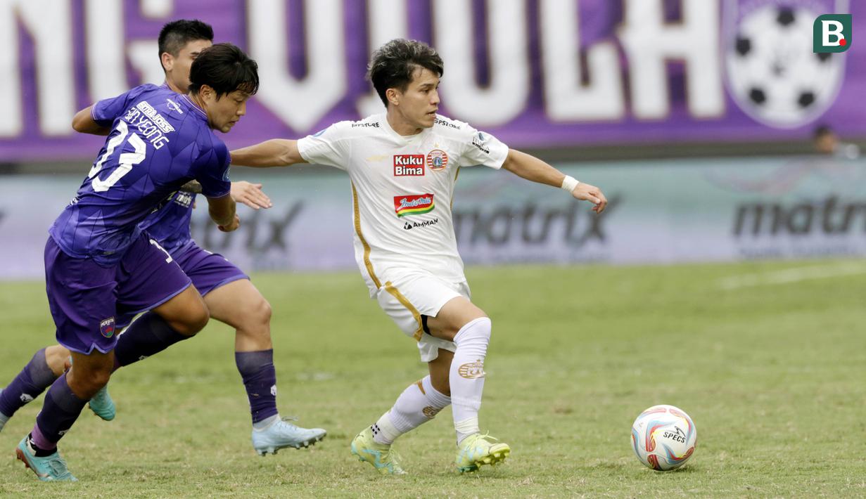 <p>Pemain Persija Jakarta, Ryo Matsumura, berusaha melewati pemain Persita Tangerangpada laga BRI Liga 1 di Stadion Indomilk Arena, Sabtu, (22/7/2023). (Bola.com/Ikhwan Yanuar)</p>