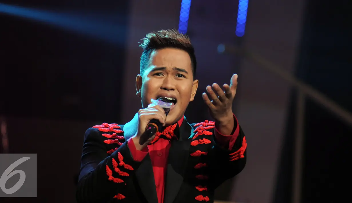 Finalis D Academy 3 asal Majene, Ical saat menyanyikan lagu di Panggung Kemenangan di Studio 5 Indosiar, Jakarta, Sabtu (28/5). Ical unggul pengumpulan polling sms 54.8% dari finalis asalPontianak, Weni. (Liputan6.com/Helmi Fithriansyah)