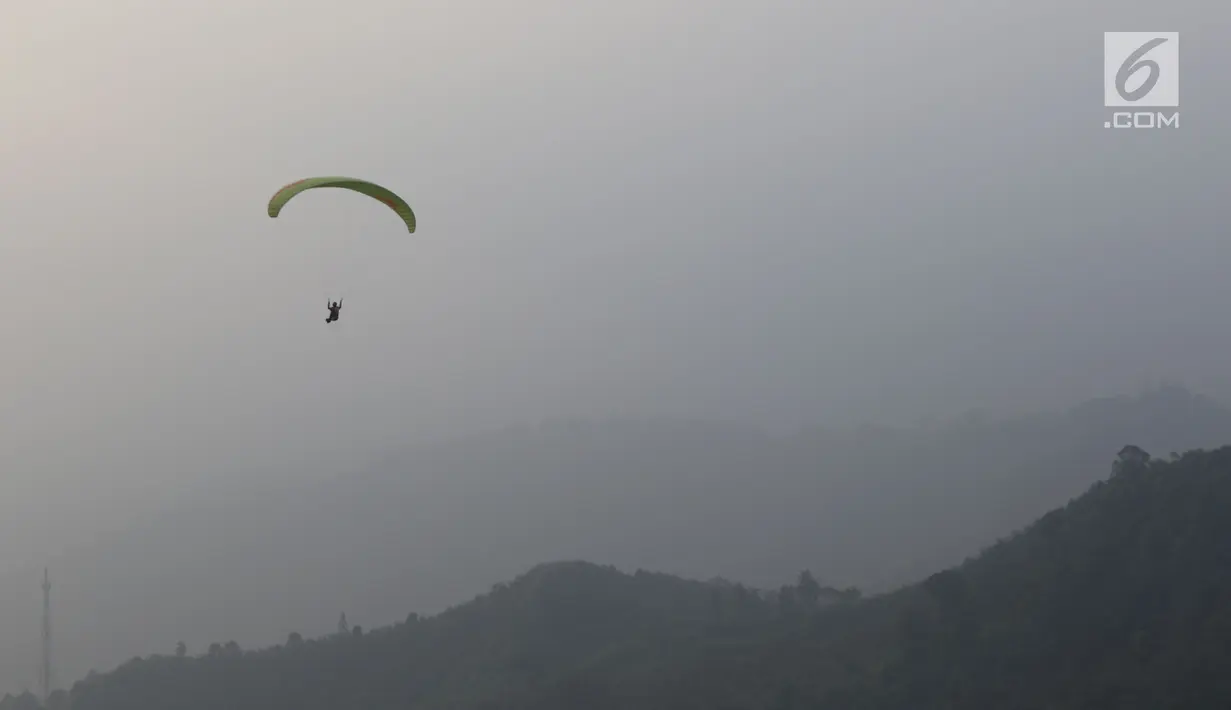Atlet Paralayang Indonesia saat latihan terbang nomor Sport Landing di kawasan Puncak, Cianjur, Jawa Barat, Kamis (26/7). Latihan ini mematangkan persiapan jelang laga Asian Games 2018. (Liputan6.com/Helmi Fithriansyah)