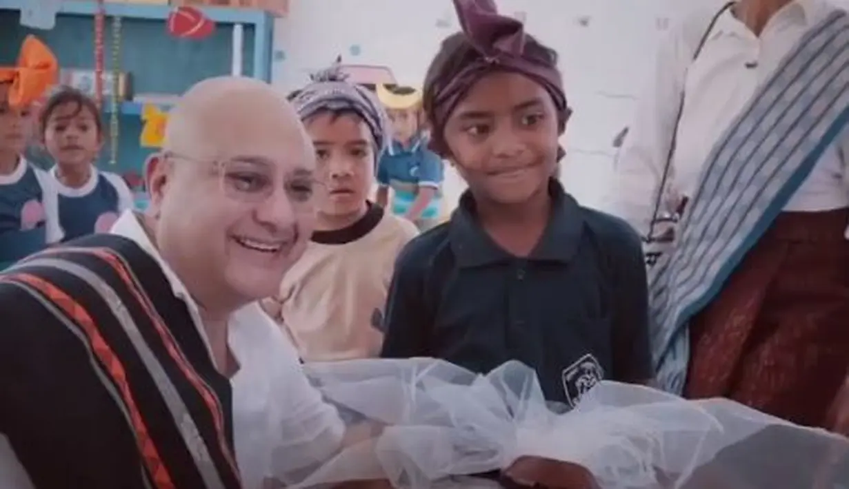 Sebagai istri, Maia Estianty pun mengaku senang dengan kegiatan sosial yang dijalani suaminya. ia pun kerap mengikut Irwan Mussry melakukan aksi sosial. (Instagram/maiaestiantyreal)