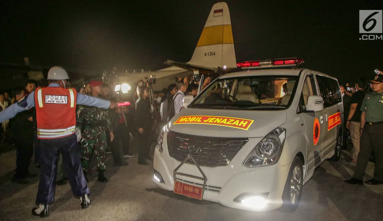 Mobil jenazah membawa peti jenazah Kristiani Herrawati atau Ani Yudhoyono di Lanud Halim Perdanakusumah, Jakarta Timur, Sabtu (1/6/2019). Jenazah tiba bersama keluarga SBY menggunakan pesawat Hercules VIP C 130 dan disemayakamkan di Puri Cikeas, Bogor. (Liputan6.com/Faizal Fanani)