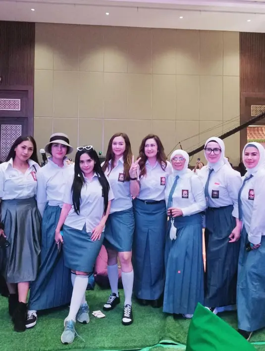 Aura Kasih berpose dengan rekan sesama artis yang turut hadir dalam acara ulang tahun ke-41 Ussy Sulistiawaty. Para artis yang turut hadir seperti Nafa Urbach, Tata Janeeta dan banyak lagi. (Instagram/aurakasih)