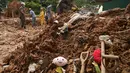 Mainan anak-anak tergeletak di lumpur tempat petugas penyelamat mencari mayat setelah tanah longsor mematikan yang dipicu oleh hujan lebat di dekat pantai Barra do Sahy di kota pesisir Sao Sebastiao, Brasil, Rabu, 22 Februari 2023. Operasi penyelamatan terus berlanjut dan petugas pemadam kebakaran, polisi, dan relawan masih berharap menemukan orang-orang yang masih hidup di antara puing-puing rumah yang tertimbun tanah longsor. (AP Photo/Andre Penner)