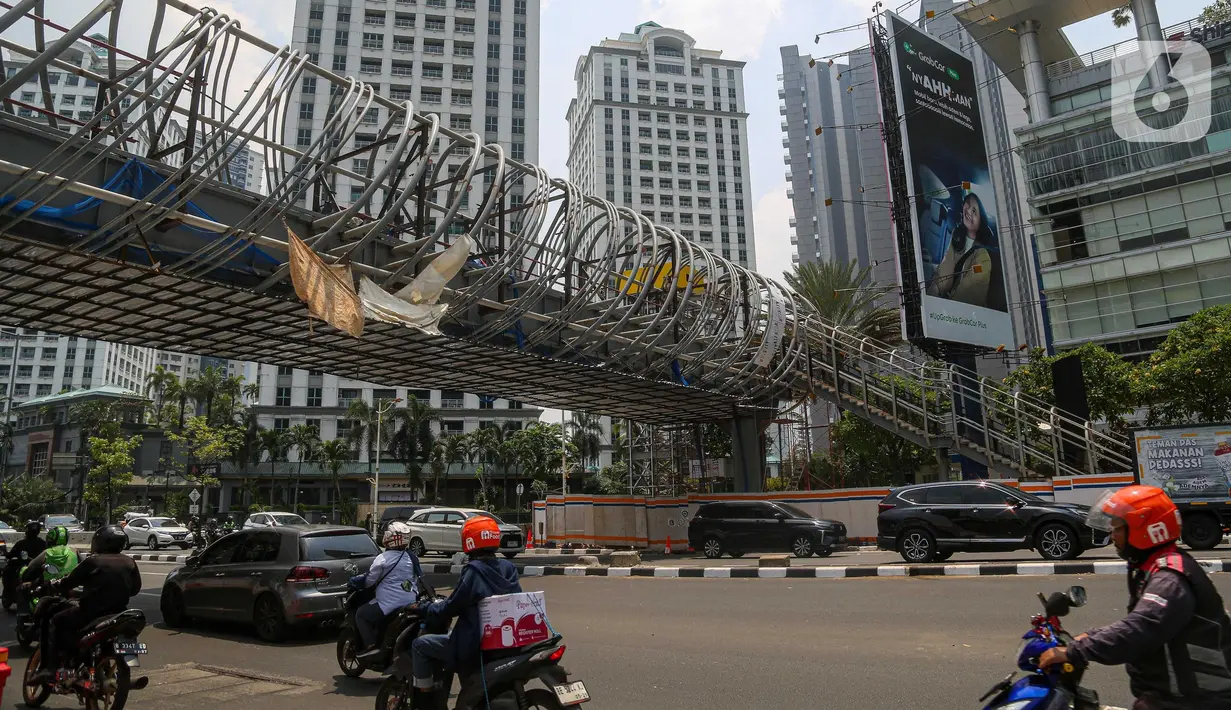 Pemerintah Provinsi DKI Jakarta membangun empat JPO dengan mengusung konsep bernuansa modern yaitu JPO PGC Cilitan, JPO Sunter Barat, JPO Mas Mansyur, JPO Dukuh. (Liputan6.com/Angga Yuniar)
