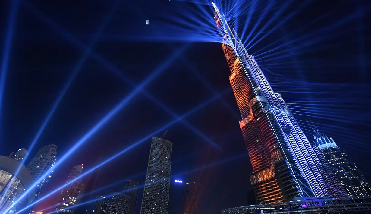 Pertunjukan sinar laser dari menara tertinggi di dunia, Burj Khalifa, pada malam perayaan Tahun Baru di Dubai, 31 Desember 2017. Burj Khalifa bermandikan sinar laser menyilaukan dalam gerakan dinamis yang disinkronkan dengan musik. (Giuseppe CACACE/AFP)