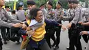 Aliansi Gerakan Mahasiswa Penyelamatan Sumber Daya Maluku Utara terlibat kericuhan dengan polisi saat unjuk rasa di depan Istana Negara, Kamis (18/5). (Liputan6.com/Immanuel Antonius)
