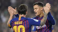 Pemain Barcelona, Philippe Coutinho, merayakan gol yang dicetak Lionel Messi ke gawang Sevilla pada laga La Liga Spanyol di Stadion Camp Nou, Barcelona, Sabtu (20/10). Barcelona menang 4-2 atas Sevilla. (AFP/Lluis Gene)