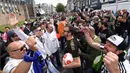 Sejumlah suporter Real Madrid dan Juventus saling meneriakkan slogan dukungan untuk tim kesayanganya di Cardiff (03/06/2017). Kedua suporter terlihat rukun jelang pertandingan final liga Champions. (EPA/Daniel Dal Zennaro)