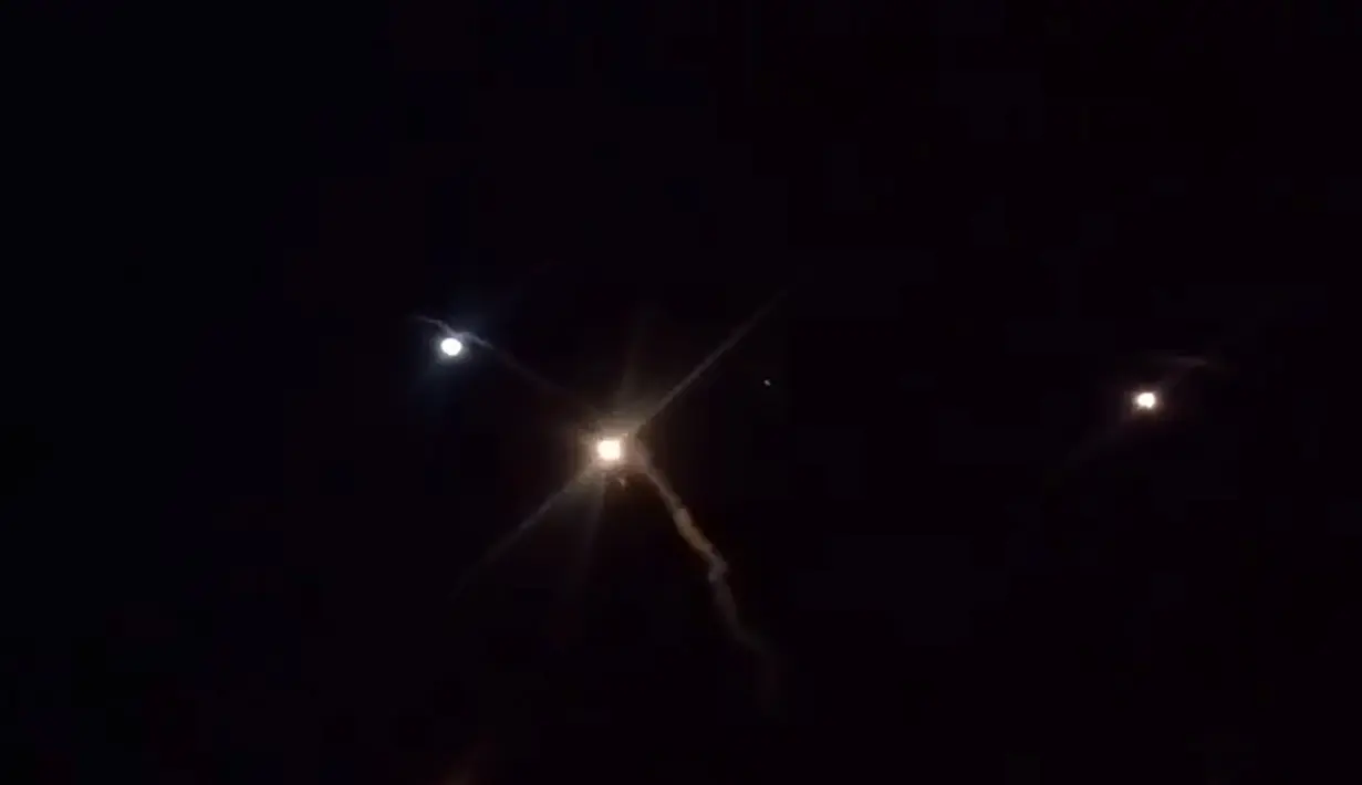 Puluhan roket Iran diluncurkan ke arah pangkalan militer AS di Ein-al Asad di Irak, (8/1/2020).  Aksi ini digambarkan sebagai balasan atas kematian Jenderal Qasem Soleimani. (HO / IRIB / AFP)