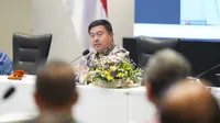 Sekretaris Jenderal (Sekjen) Kementerian Dalam Negeri (Kemendagri) Tomsi Tohir pada Rapat Penyusunan dan Pemaparan Rencana Kerja Tim Pemantauan Percepatan Pertumbuhan Ekonomi di Daerah menuju Target Pertumbuhan Ekonomi sebesar 8% di Jakarta. (Foto: Puspen Kemendagri).