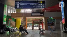 Calon penumpang KA duduk di ruang tunggu keberangkatan Stasiun Gambir, Jakarta, Jumat (27/3/2020). PT Kereta Api Indonesia (Persero) membatalkan sejumlah jadwal perjalanan menyusul meluasnya penyebaran virus corona, pembatalan itu dilakukan mulai 26 Maret 2020. (Liputan6.com/Helmi Fithriansyah)