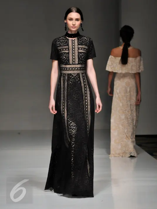 Model berpose di atas catwalk mengenakan gauh hitam dibawah label Votum, karya Sebastian Gunawan saat peragaan busana IPMI Trend Show 2017, Jakarta, Kamis, (10/11). (Liputan6.com/Yoppy Renato)