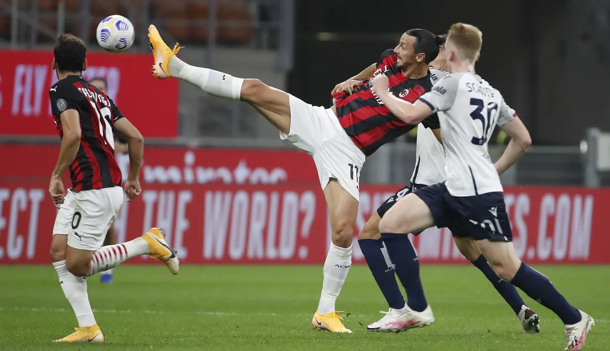 Pemain AC Milan Zlatan Ibrahimovic mengontrol bola dibayang-bayangi pemain Bologna Jerdy Schouten pada pertandingan Serie A di Stadion San Siro, Milan, Italia, Senin (21/9/2020). AC Milan menaklukkan Bologna 2-0. (AP Photo/Antonio Calanni)