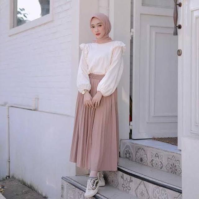 Wuih.. 6 Model Blus Polos Aksen Ruffle untuk Tampilan Anggun Muslimah