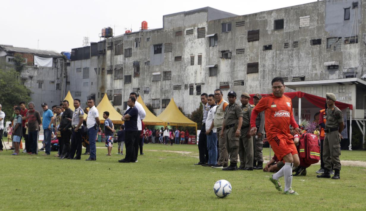 Pemain Persija Oldstar saat bermain di lapangan VIJ, Petojo, Jakarta, Sabtu (16/2). Acara ini rangkaian dari Festival 125 Tahun MH Thamrin. (Bola.com/Yoppy Renato)