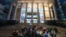 Para pendukung pemohon duduk di depan Gedung Mahkamah Konstitusi (MK) dengan ekspresi kecewa usai pembacaan putusan perkara Perselisihan Hasil Pemilihan Umum (PHPU) di Jakarta Pusat, Selasa (6/10/2026). (KLY/Budy Santoso)