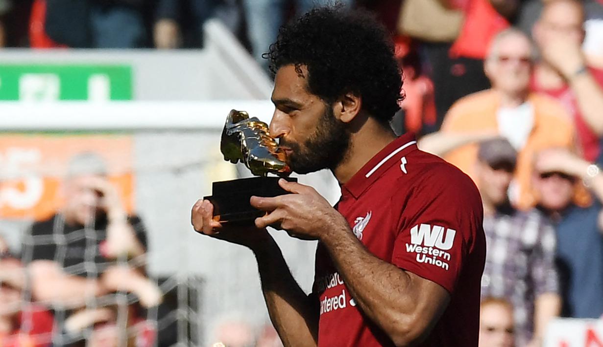 Pada musim 2017/2018 ia meraihnya dengan torehan 32 gol, unggul 2 gol dari Harry Kane (Tottenham Hotspur) di posisi kedua. Sementara pada 2018/2019 dengan torehan 22 gol ia berbagi gelar dengan rekannya Sadio Mane dan striker Arsenal Pierre-Emerick Aubameyang. (AFP/Paul Ellis)