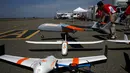 Petugas memperlihatkan sejumlah drone TwinHawk, Scout, Flanker, dan Hawkeye 400 sebelum  uji coba demonstrasi 'Black Dart' di Naval Base Ventura County Sea Range, California, Jumat (31/7/2015). (REUTERS/Patrick T. Fallon)
