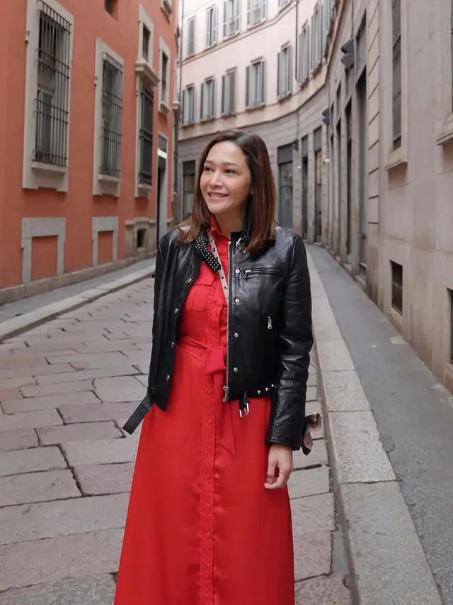 Pesona Maia Estianty Pakai Busana Warna Merah, Elegansi yang Tak Pernah Redup