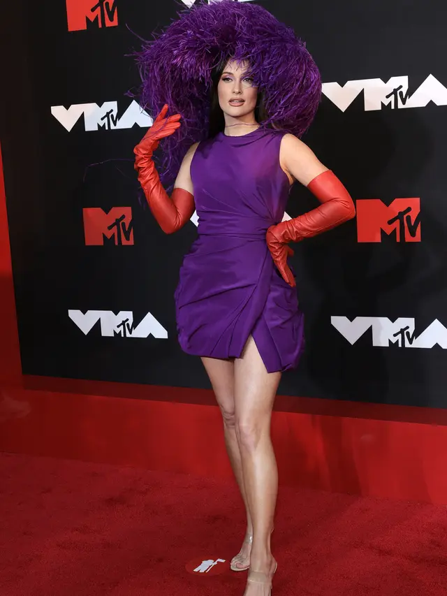 6 Tampilan Fenomenal nan Nyentrik di MTV VMA 2021