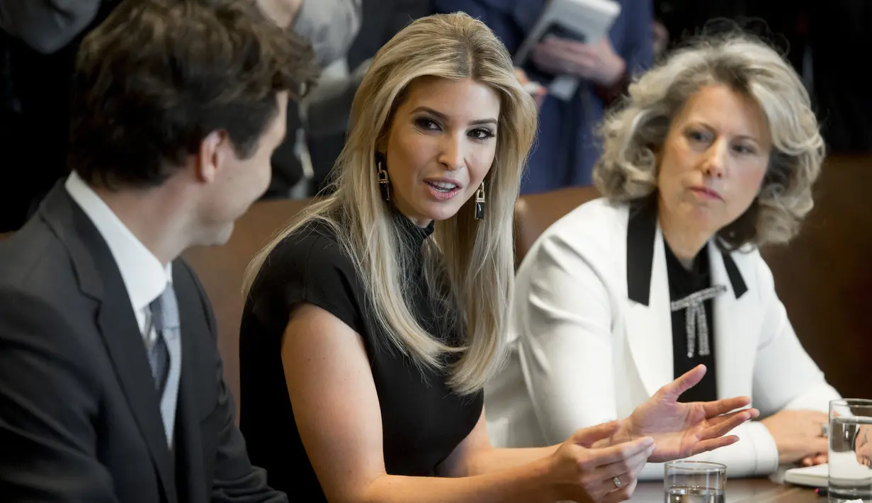 Ivanka Trump berbincang dengan Menteri Kanada, Justin Trudeau saat rapat di Gedung Putih, Washington, (13/2). Pertemuan berdiskusi dengan pengusaha wanita dan pelaku bisnis. (AFP Photo / Saul Loeb)
