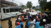 Calon penumpang pesawat diangkut truk menuju Bandara APT Pranoto Samarinda Kaltim. (Liputan6.com/Abelda Gunawan)