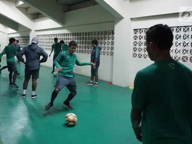 Pemain Timnas Indonesia U-19  melakukan latihan ringan jelang laga persahabatan melawan Kamboja di Stadion Patriot Candrabhaga, Bekasi, Selasa (3/10). Laga persahabatan Indonesia U-19 vs Kamboja U-19, digelar Rabu (4/9).  (Istimewa)
