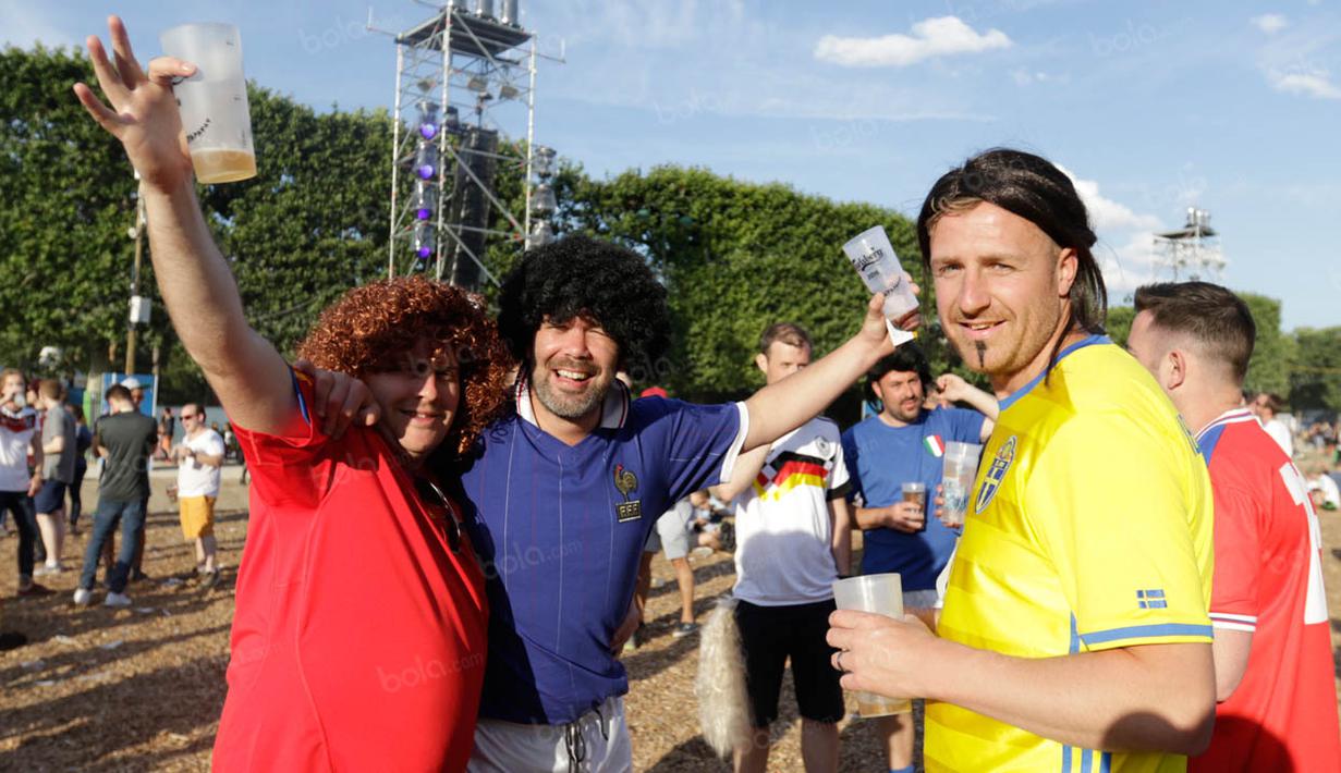 Sejumlah suporter bergaya menjadi bintang sepak bola dunia saat berada di fan zone kota Paris, Minggu (26/6/2016). (Bola.com/Vitalis Yogi Trisna)