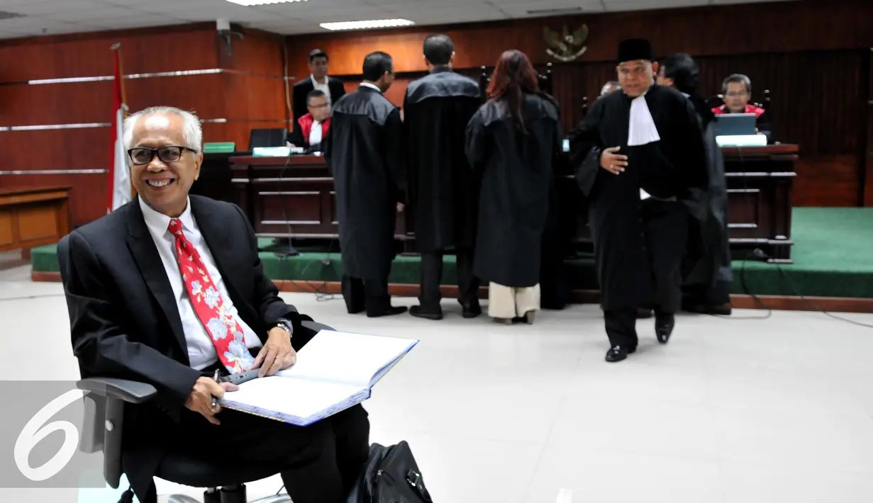 OC Kaligis usai menjalani sidang di Pengadilan Tipikor, Jakarta, Kamis (10/09/2015). OC Kaligis didakwa dengan dugaan memberikan uang kepada 3 hakim dan panitera PTUN Medan. (Liputan6.com/Andrian M Tunay)